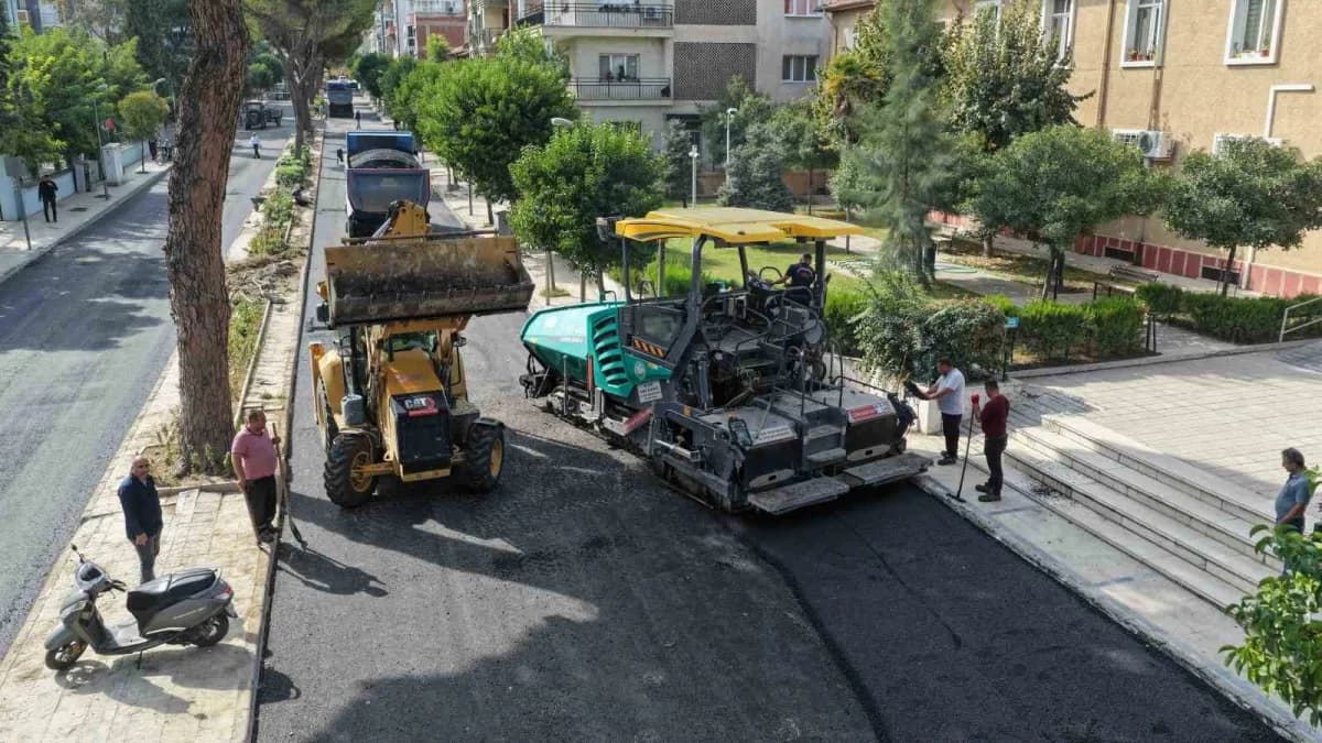 Salihli Ferah Caddesi’nde Manisa Büyükşehir Belediyesi ekiplerinin sıcak asfalt çalışması yapması