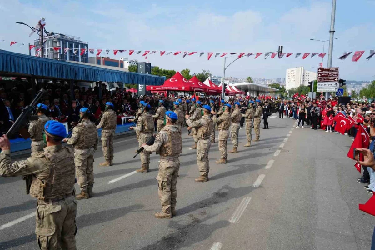 Samsun’da 29 Ekim Cumhuriyet Bayramı kutlamalarından coşkulu tören görüntüsü