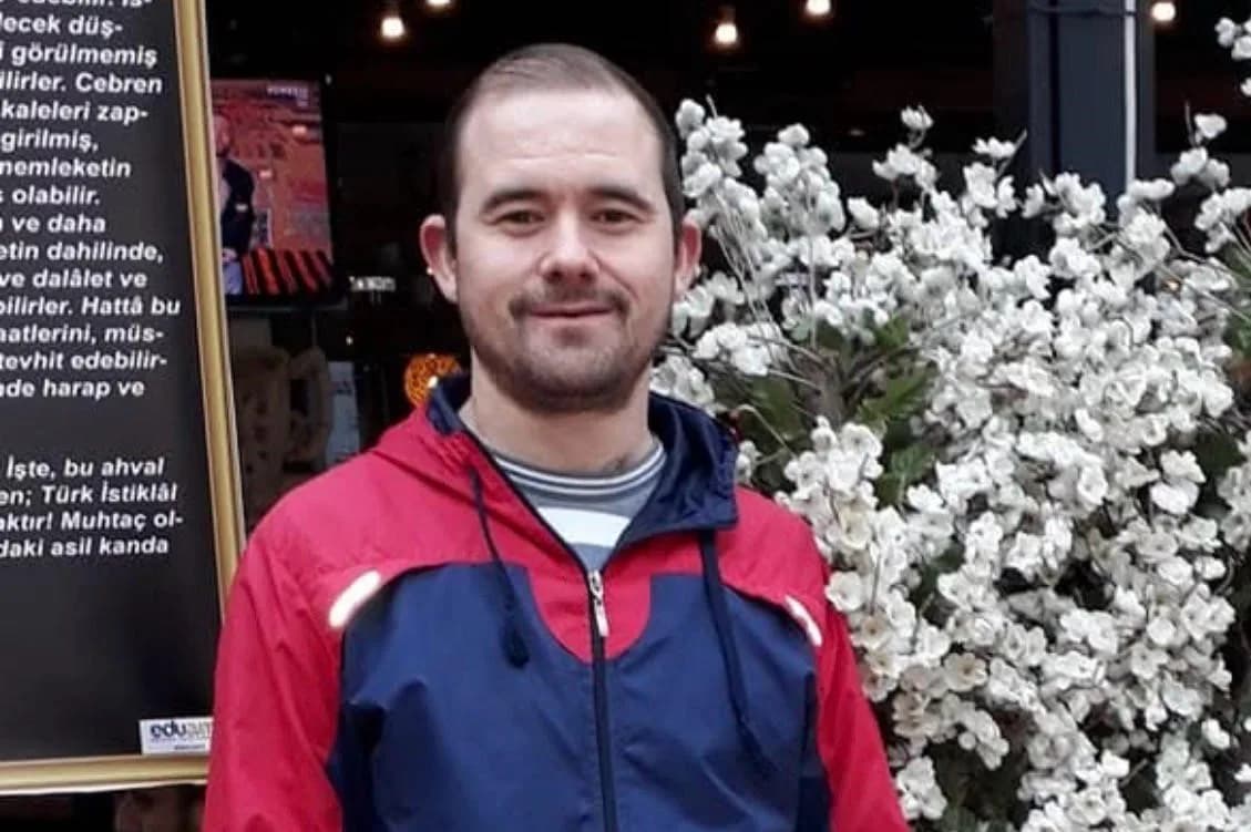Samsun’da motosiklet kazası sonrası adliye binası önünde bekleyen insanlar