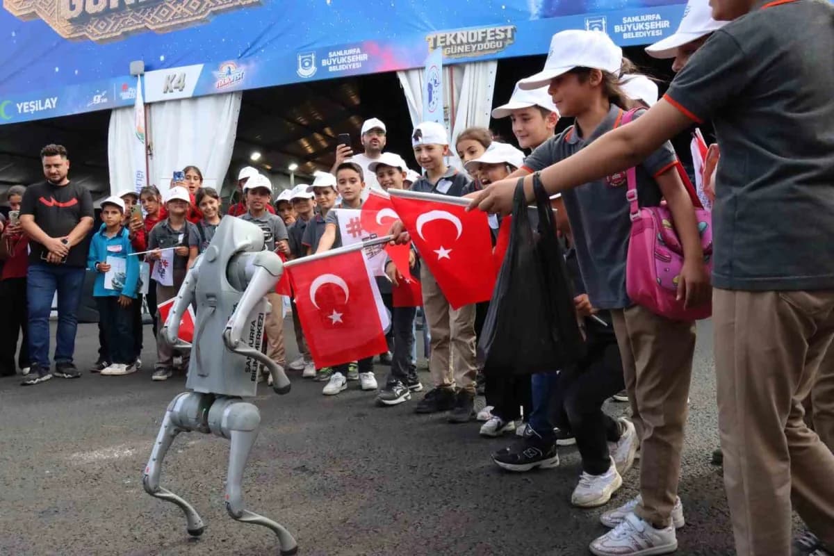 Şanlıurfa TEKNOFEST Bilim Merkezi standında robot köpek gösterisi çocuklar tarafından ilgiyle izleniyor