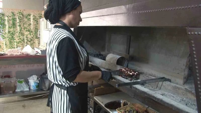 Şanlıurfa’da kadın ustalar ciğer kebabı hazırlayıp pişirirken