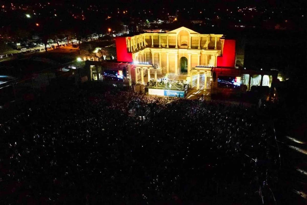 Sardes Antik Kenti’nde Goran Bregovic’in sahne performansı ve konser atmosferi