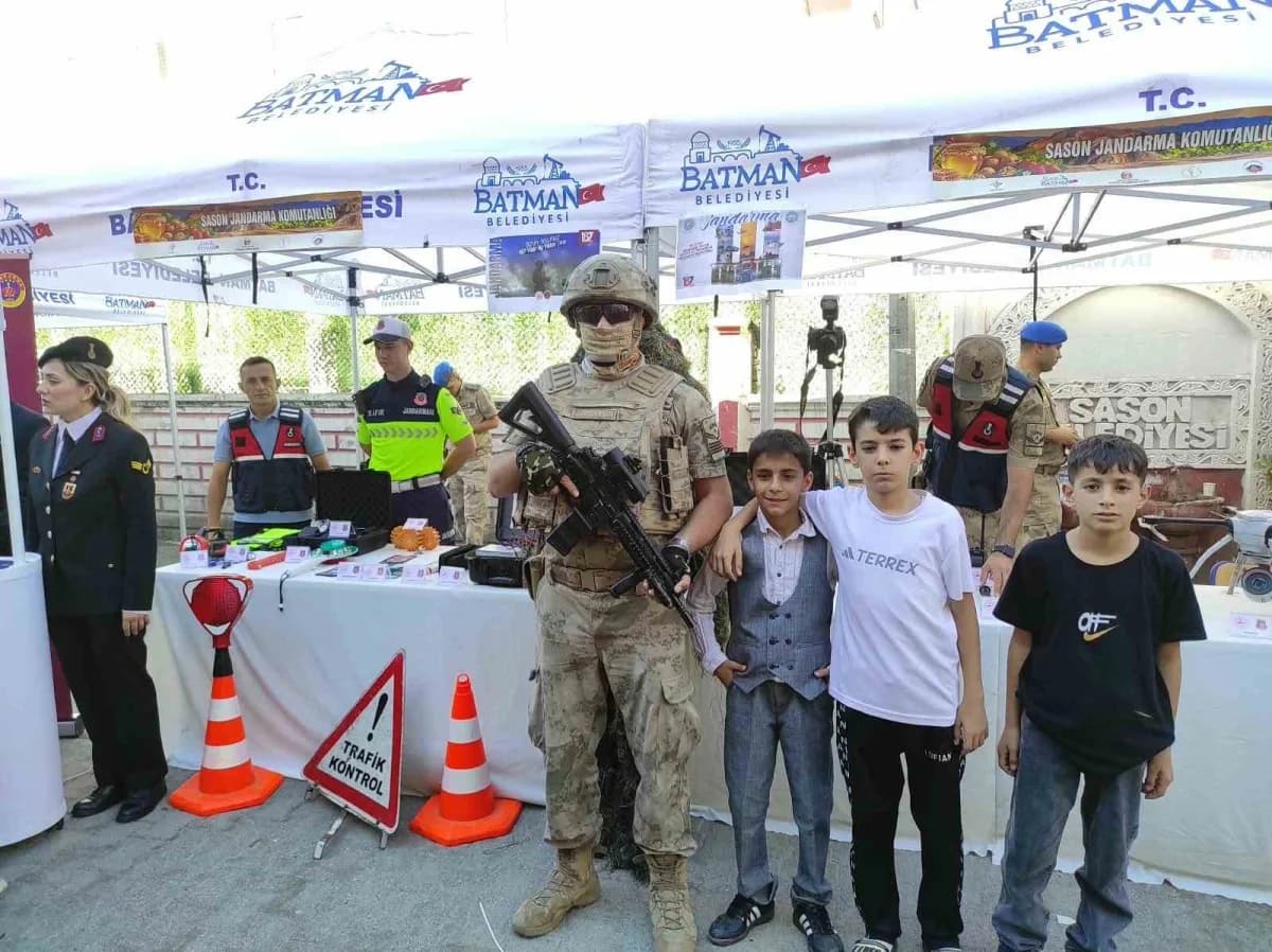 Batman Sason’da Bal, Ceviz, Çilek Festivalinde jandarma standında vatandaşlar ve eğitimli jandarma köpeği