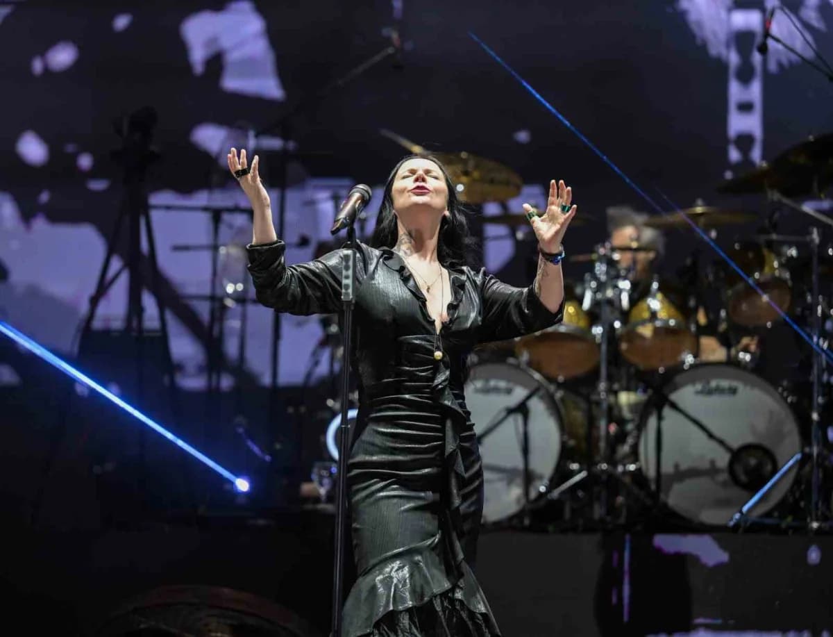 Şebnem Ferah Antalya ANFAŞ Uluslararası Fuar ve Kongre Merkezi’nde sahnede konser verirken