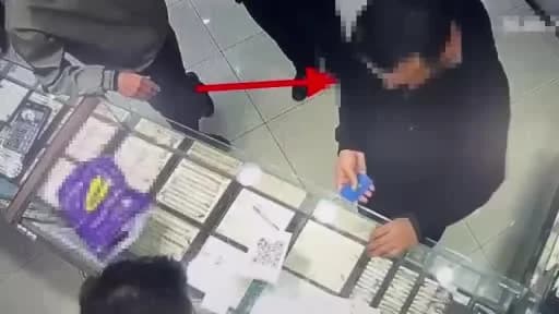 Şehit annesini terör örgütü yalanıyla dolandıran şüphelilerin kuyumcuda altına çevirdiği paralar ve güvenlik kamerası gö