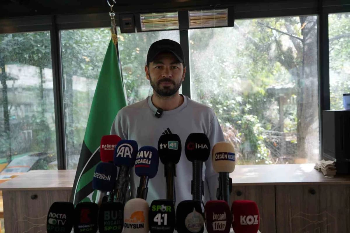 Kocaelispor Teknik Direktörü Selçuk İnan basın toplantısında açıklama yapıyor