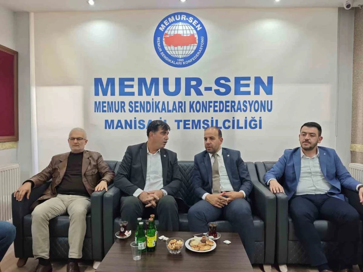 Selim Gültekin, Memur-Sen Manisa İl Temsilciliğinde kamu çalışanlarının taleplerini dinlerken