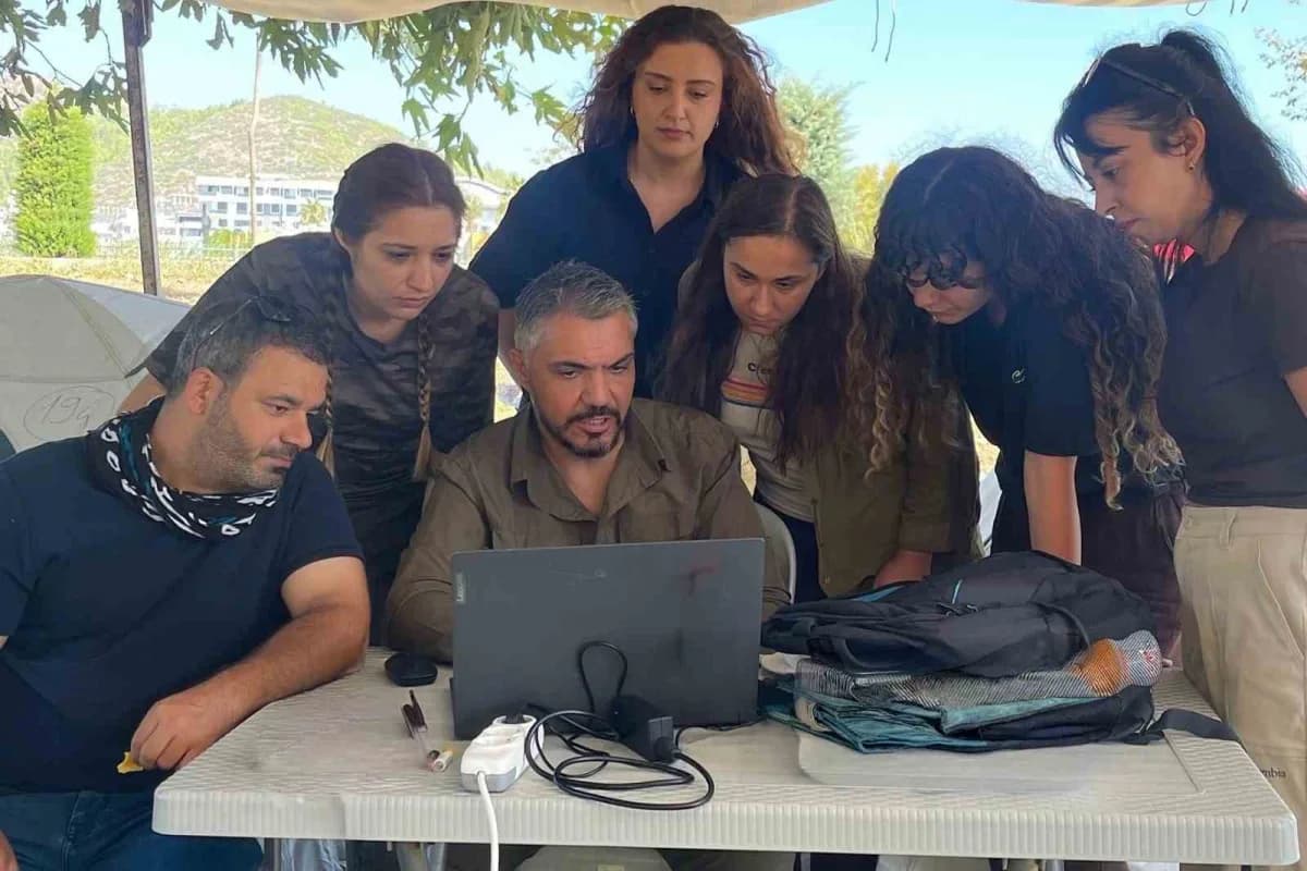 Selinus Antik Kenti arkeolojik yüzey araştırmaları sırasında ekip çalışması ve antik kalıntılar