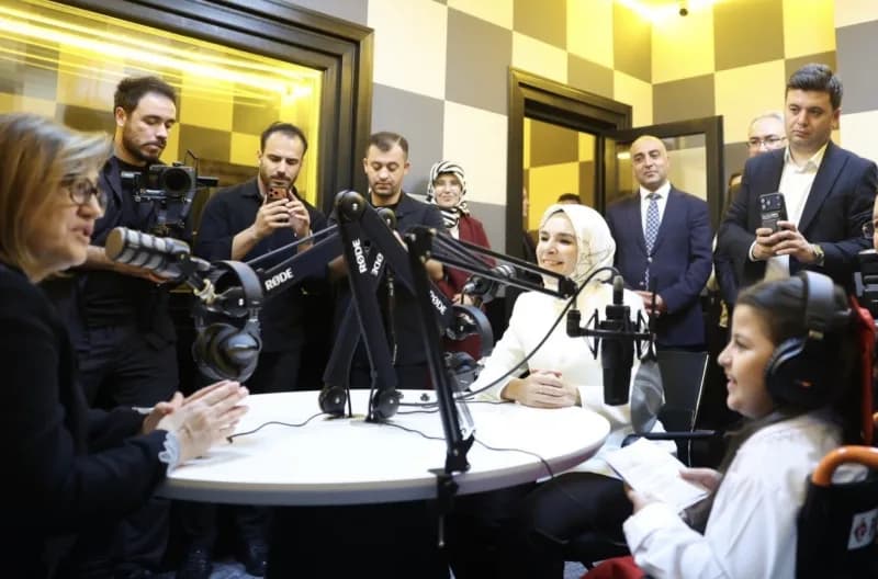 Serebral palsi hastası Cansu, ilk röportajını Bakan Göktaş ile yaptı