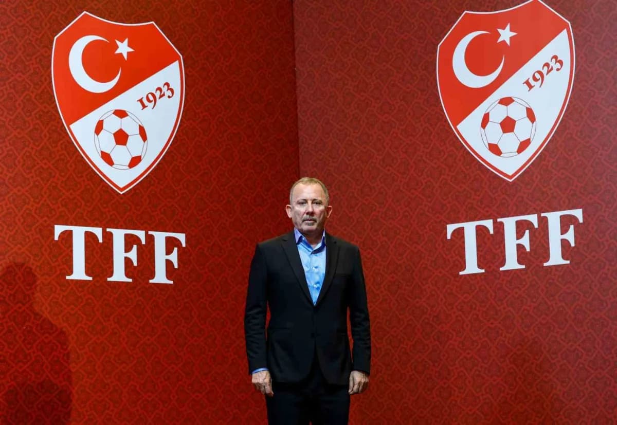 Sergen Yalçın A Milli Futbol Takımı teknik direktörlük imza töreninde konuşuyor