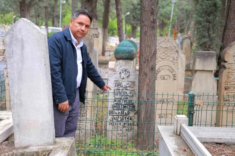 Kahramanmaraş'ta Şeyh Ali Sezai Efendi’nin eski Türkçe harflerle yazılmış mezar taşı