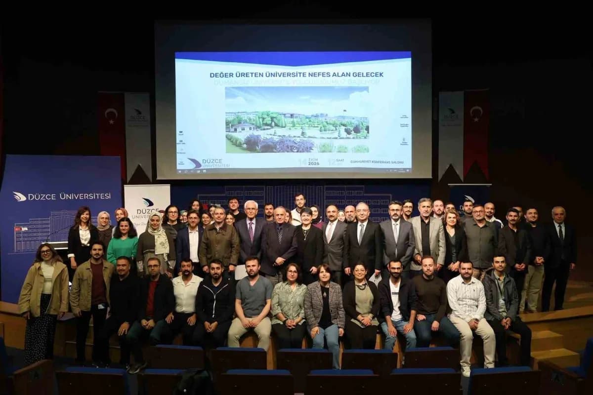 Düzce Üniversitesi’nde düzenlenen dumansız kampüs programından katılımcılar ve konuşmacılar