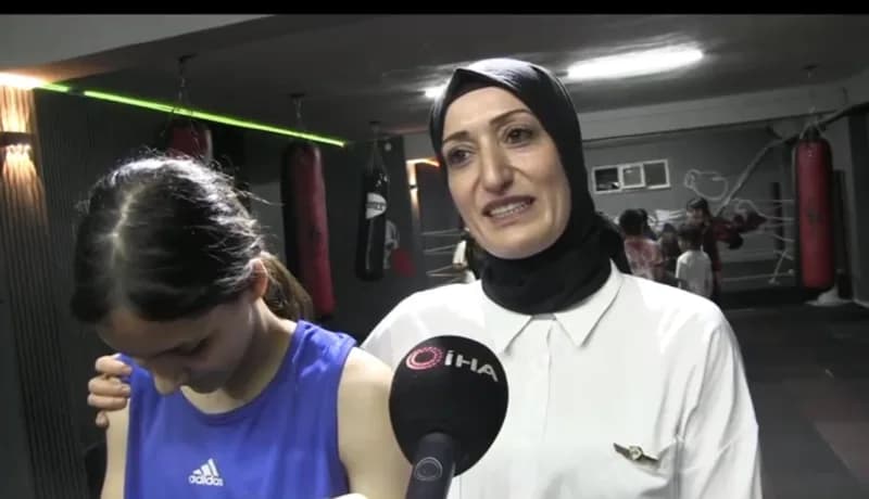 Siirtli genç boksör Hiranur Yıldız antrenmanda ringde çalışıyor