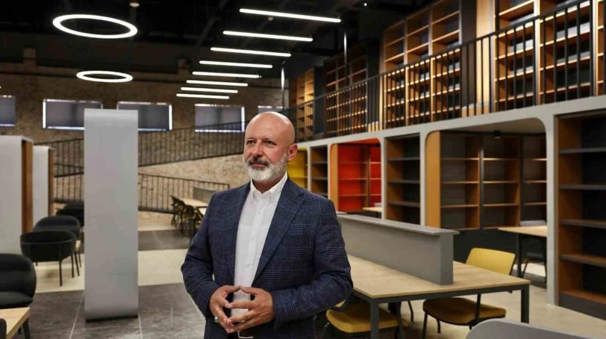 Kocasinan ilçesinde hizmet veren modern Sinan Kütüphanelerinden birinin iç mekan görüntüsü