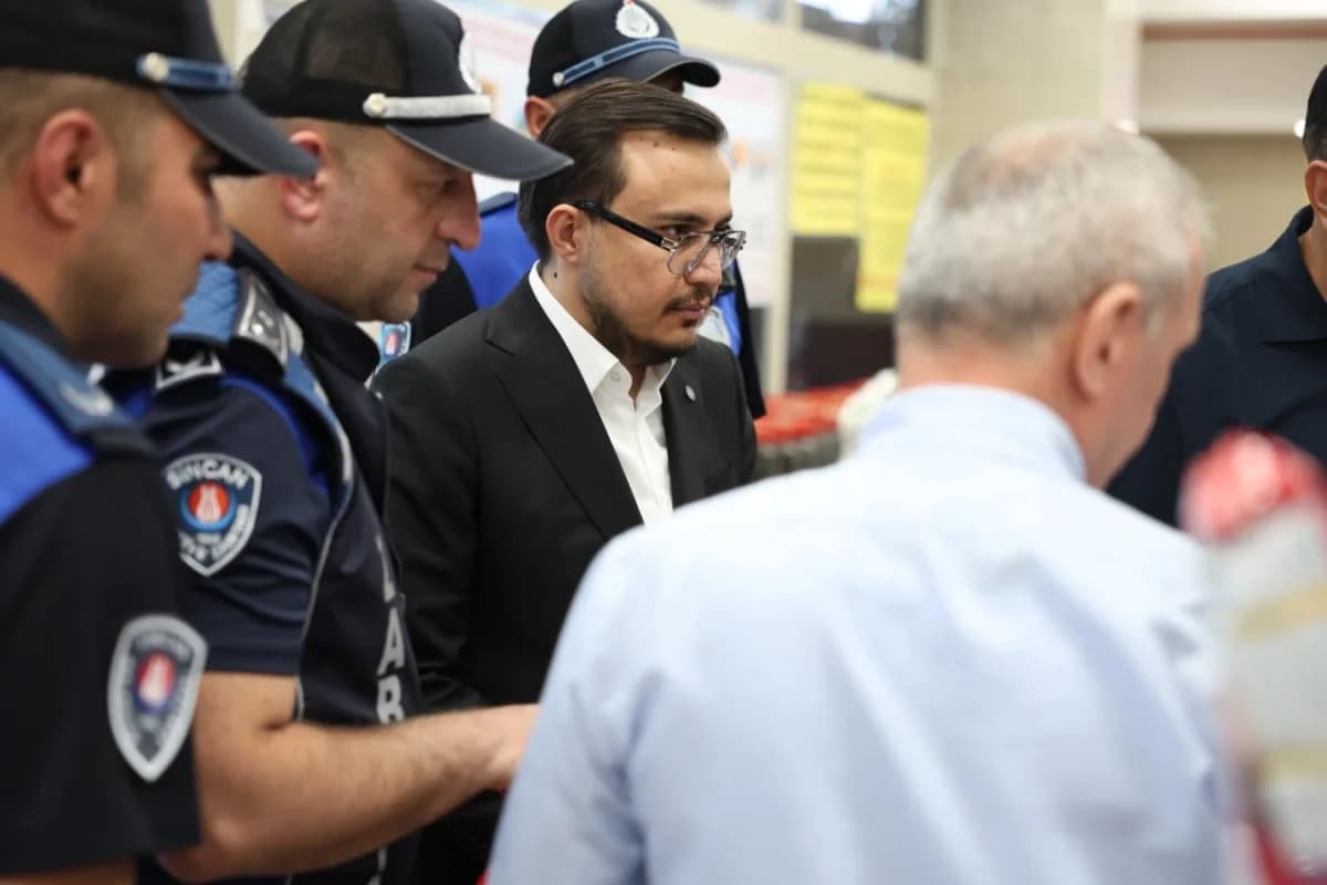 Sincan Belediyesi’nden müşteri çantalarını bantlayan ve dolaba koymaya zorlayan zincir markete sert tepki