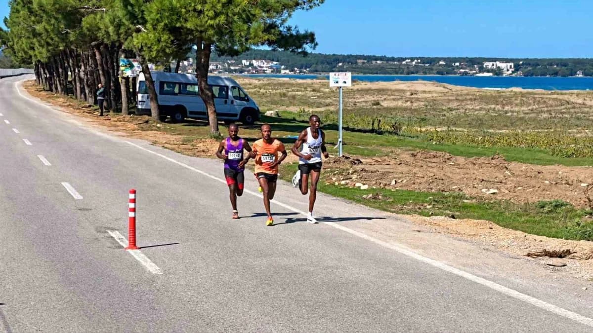 Sinop’ta düzenlenen SEV Yarı Maratonu’nda sporcular koşarken kalabalık izleyici topluluğu