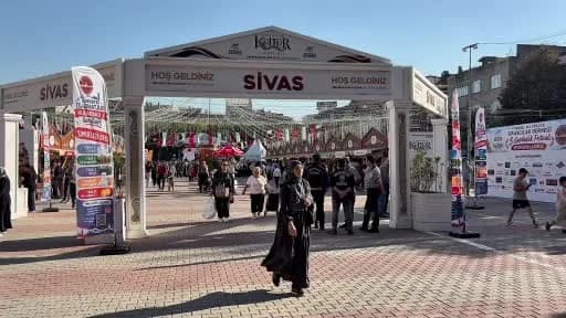 Sultangazi’de düzenlenen 5’inci Sivas Gardaşlık Günleri etkinliğinde halay çeken vatandaşlar ve protokol üyeleri
