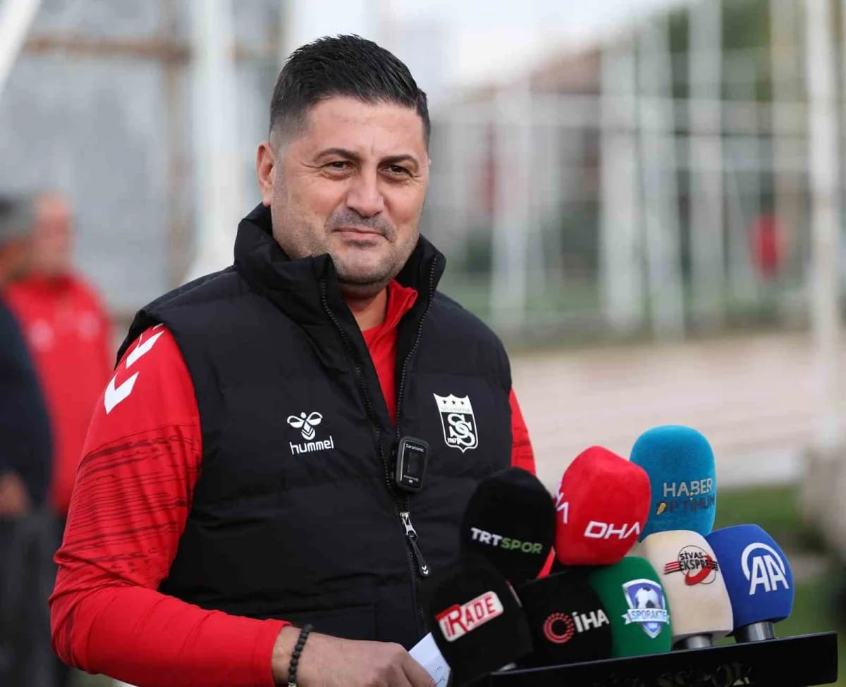 Sivasspor Teknik Direktörü Çağdaş Çavuş antrenman sırasında takımını yönetirken