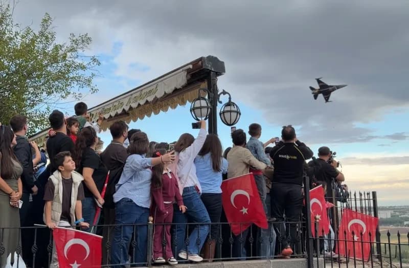 SOLOTÜRK ekibi Diyarbakır Hevsel Bahçeleri ve İçkale semalarında gösteri uçuşu yaparken