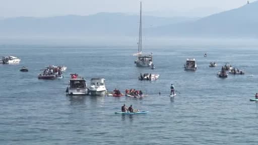 Mudanya sahilinde SOLOTÜRK akrobasi timinin gökyüzündeki gösterisi sırasında toplanan kalabalık ve Türk bayrakları