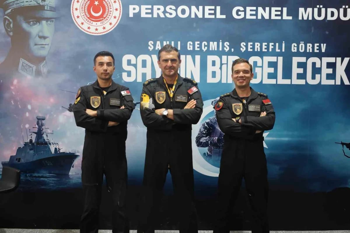 SOLOTÜRK F-16 gösteri uçağı Şanlıurfa TEKNOFEST’te özel manevra yaparken gökyüzünde uçuyor