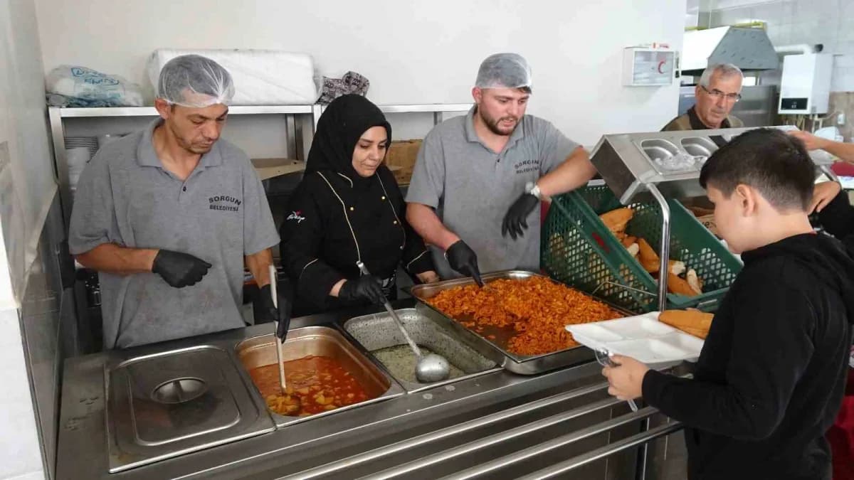 Sorgun’da aşevi hizmeti hem yaşlıların hem öğrencilerin yüzünü güldürüyor