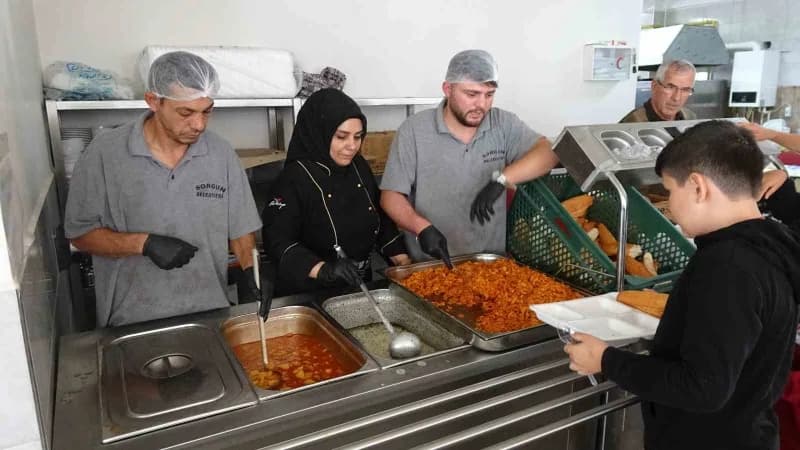Sorgun’da aşevi hizmeti hem yaşlıların hem öğrencilerin yüzünü güldürüyor