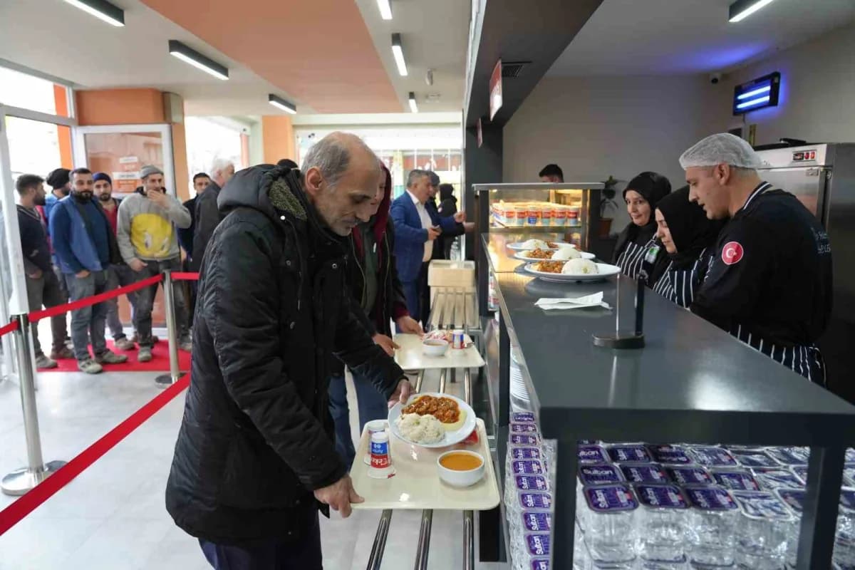 Bahçelievler Belediyesi sosyal belediyecilik kapsamında ekmek ve sıcak yemek hizmeti sunuyor