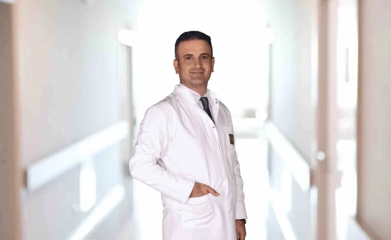 Sporcu dizini tutarak diz yaralanması sonrası tedavi sürecini simgeliyor
