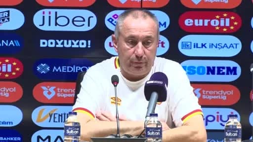 Göztepe Teknik Direktörü Stanimir Stoilov basın toplantısında açıklama yapıyor