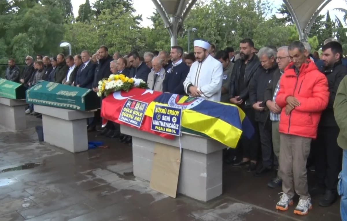 Fenerbahçe efsanesi Ali Şükrü Ersoy için Karacaahmet Şakirin Camii'nde düzenlenen cenaze töreninden bir kare