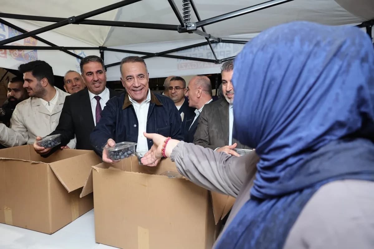 Sultangazi Anadolu Kültür Festivali açılış töreninde protokol ve ziyaretçiler yöresel ürünler stantları önünde