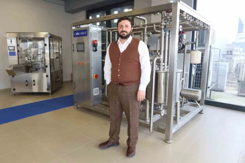 Süt üretim tesisinde modern makinelerle çalışan küçük işletme