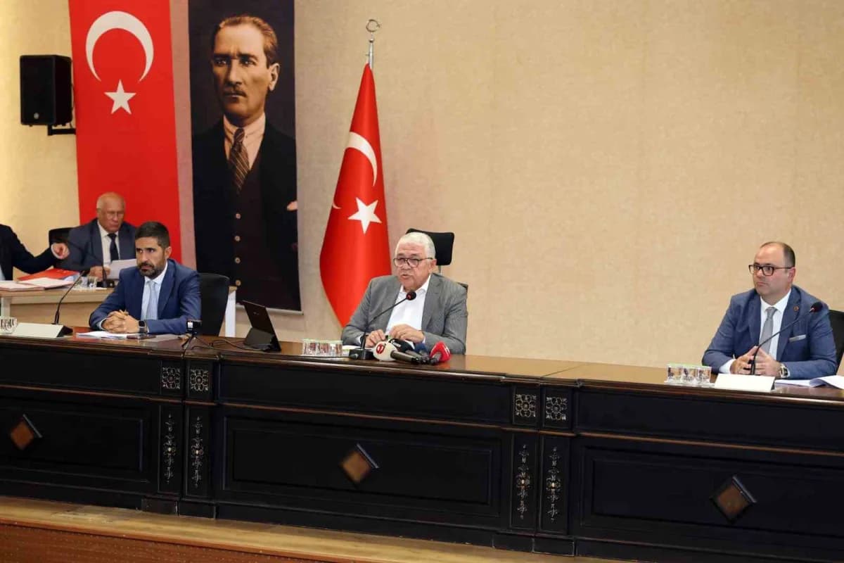 Talas Belediyesi meclis salonunda ekim ayı toplantısı yapılırken meclis üyeleri oturuyor