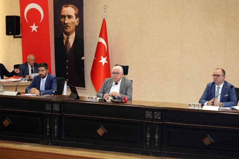 Talas Belediyesi meclis salonunda ekim ayı toplantısı yapılırken meclis üyeleri oturuyor