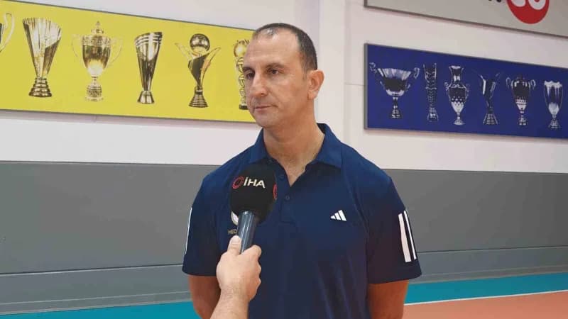 Fenerbahçe Medicana Erkek Voleybol Takımı Başantrenörü Taner Atik basın açıklaması yaparken