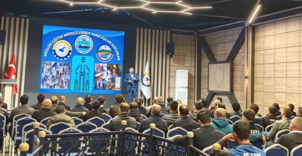 Tatvan Mesleki Eğitim Merkezi İşletme Toplantısı katılımcıları TATSO konferans salonunda bir arada