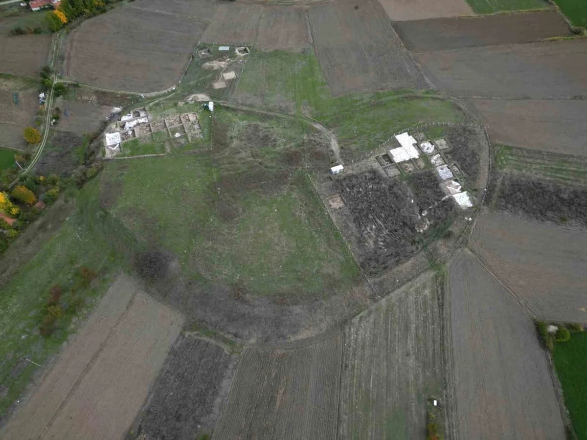 Kütahya Tavşanlı Höyük kazılarında bulunan 4 bin yıllık köpek pati izleri