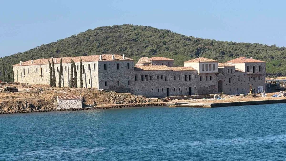 Balıkesir Ayvalık'taki Tavuk Adası'nın tarihi manastırı ve Ege Denizi manzarası