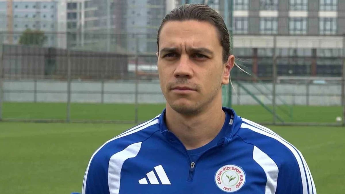 Çaykur Rizespor kaptanı Taylan Antalyalı antrenman sırasında açıklama yapıyor