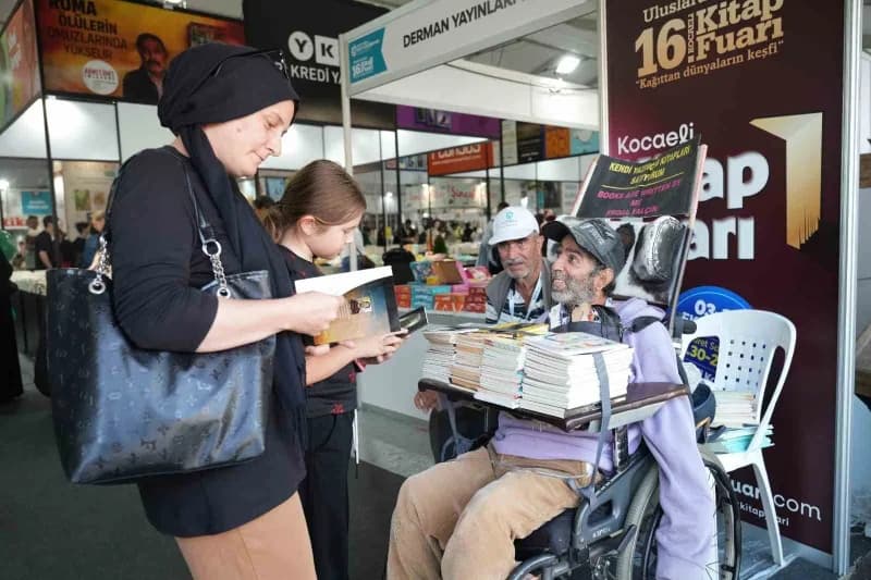 Tek parmağıyla 27 kitap yazan yüzde 98 engelli Erdal Yalçın Kocaeli Kitap Fuarı’nda eserlerini tanıtıyor
