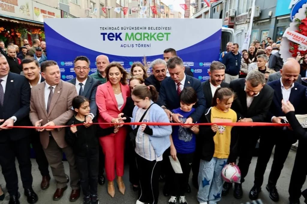 Tekirdağ Büyükşehir Belediyesi tarafından Çorlu Şeyhsinan Mahallesi’nde açılan yeni TEK Market şubesinin dış görünümü