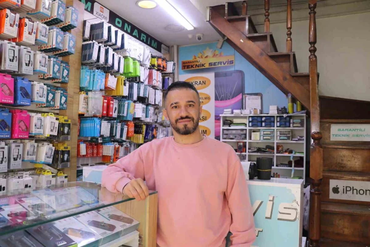 Sivas'ta telefoncu Kadir Develi, dolandırılmak üzere olan kadını uyararak telefonunu geri verdi