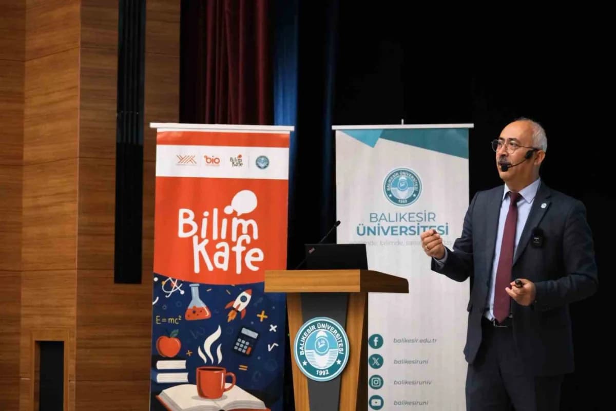 Balıkesir Üniversitesi 60+ Tazelenme Üniversitesi'nde tıbbi bitkilerin doğru kullanımı semineri katılımcılar ve konuşmac