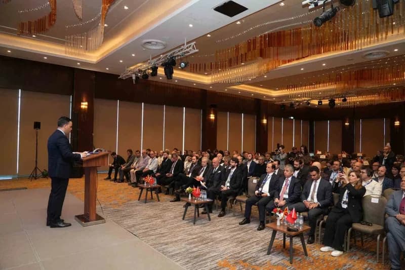 TİM Halı Sektör Kurulu Başkanı İskender Kaplan Kosova ve Kuzey Makedonya ticaret heyetinde konuşma yaparken