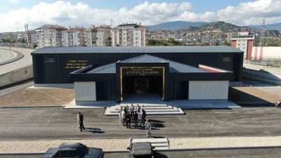 Tosya'da yeni tamamlanan bölgenin en büyük düğün salonunun dış cephesi ve çevresindeki otopark alanı