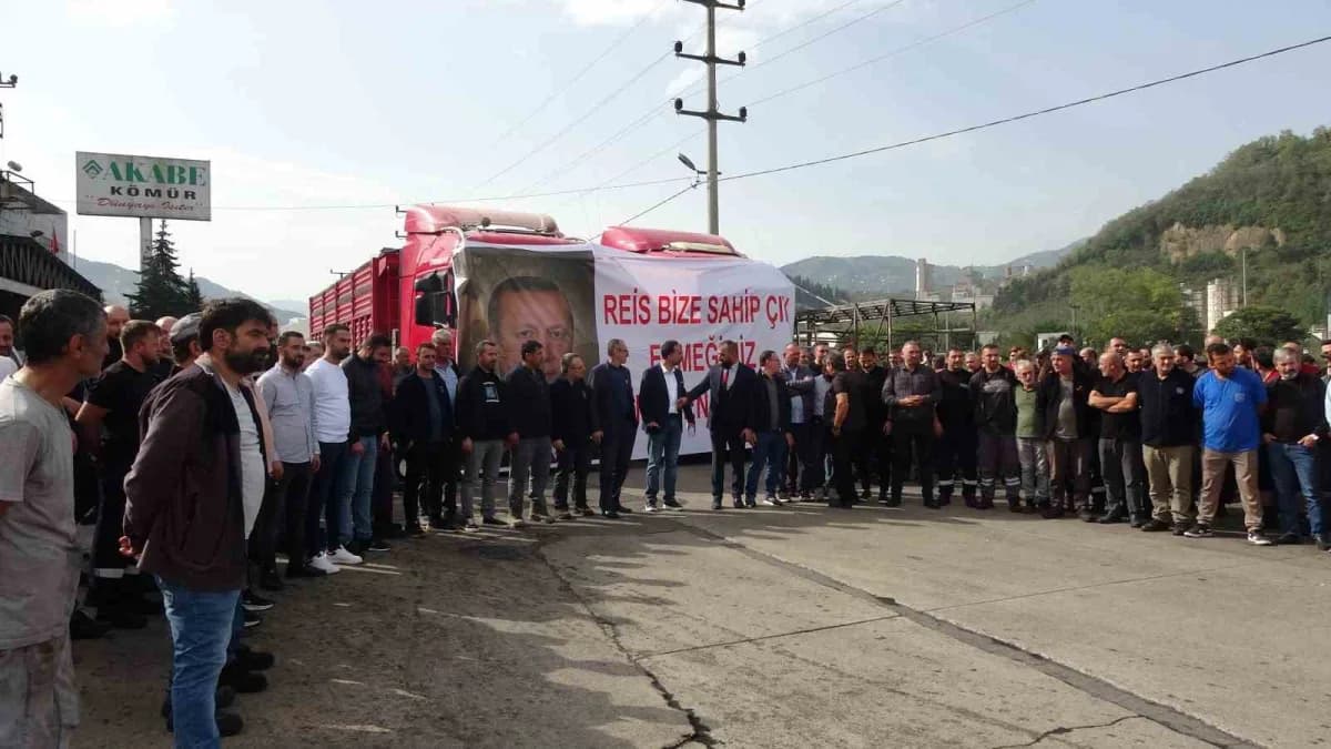 Trabzon Çağlayan Mahallesi’nde kömür depolama alanında toplanan kömürcüler basın açıklaması yapıyor