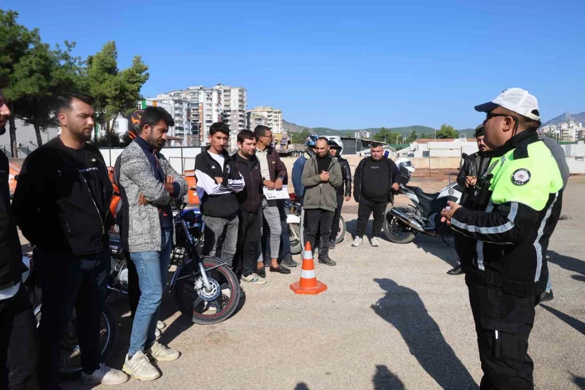 Trafik polisinden motokuryelere uyarı: "Paket yetiştirmek için canınızı tehlikeye atmayın"