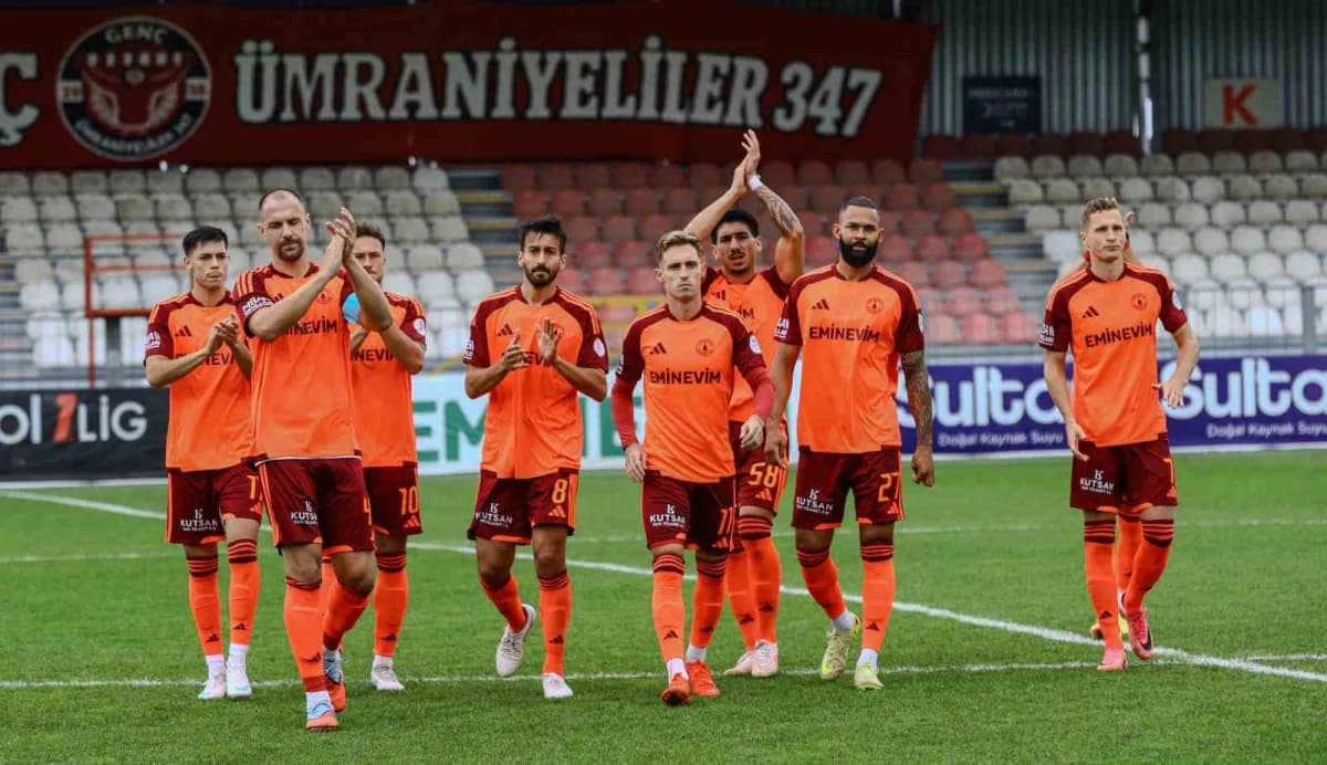 Ümraniyespor ve Sivasspor futbolcularının Trendyol 1. Lig maçında mücadele anı