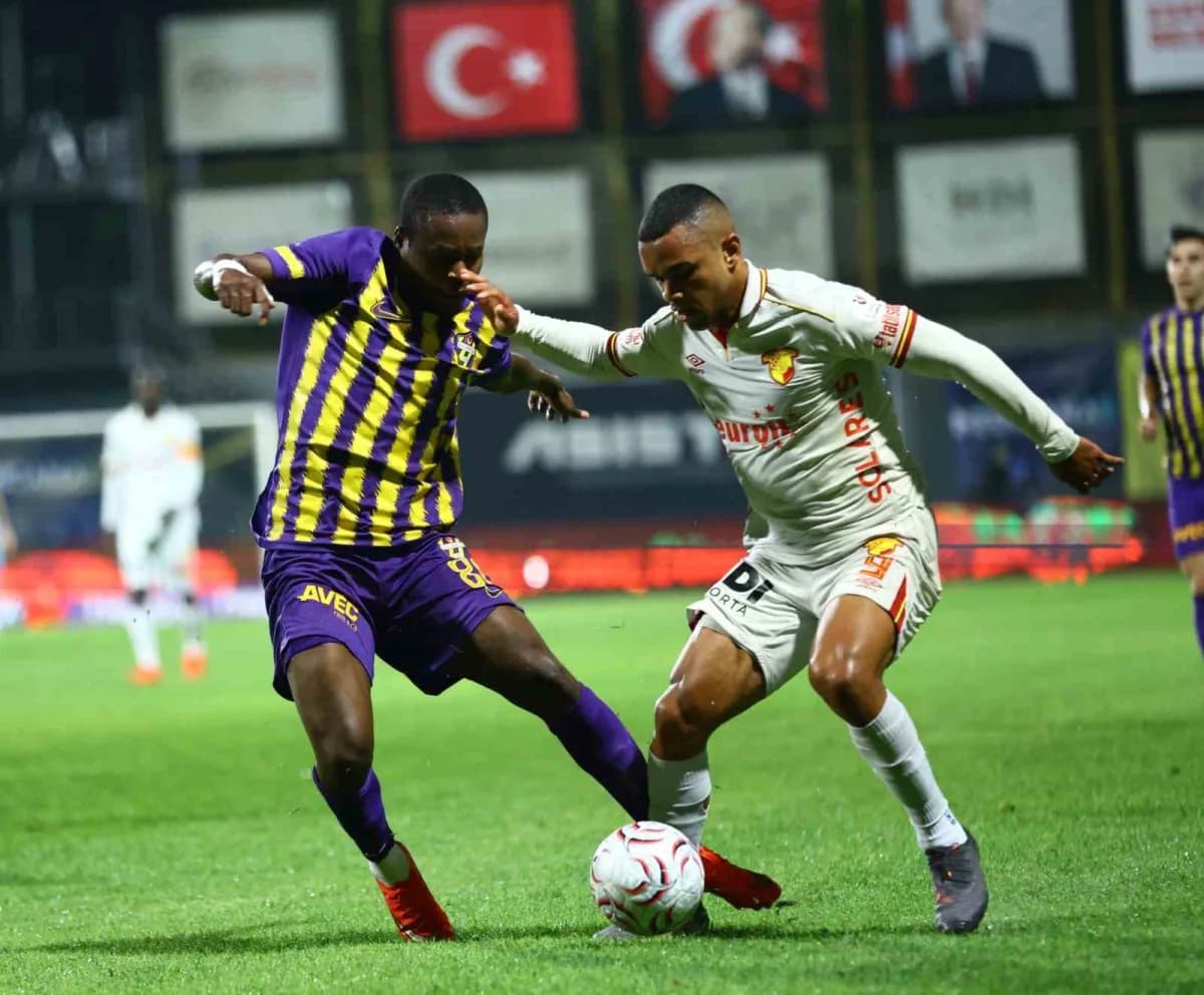 Trendyol Süper Lig 7. hafta Eyüpspor-Göztepe maçından bir pozisyon